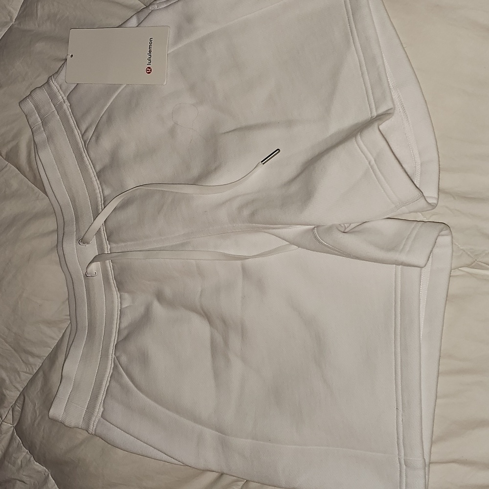 Lululemon Scuba HR Short 5"!! DONT MISS! White!! Nwts Sz 10